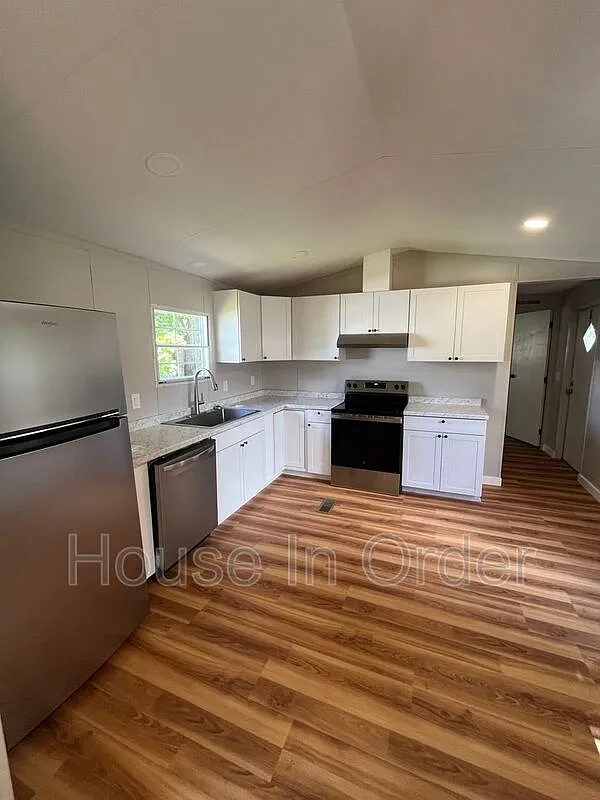 3 bed, 2.0 bath, 980 sqft, $1,595 — Photo 2