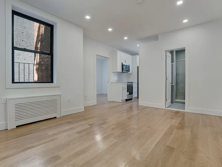 185 E 3rd St #4H — Photo 1