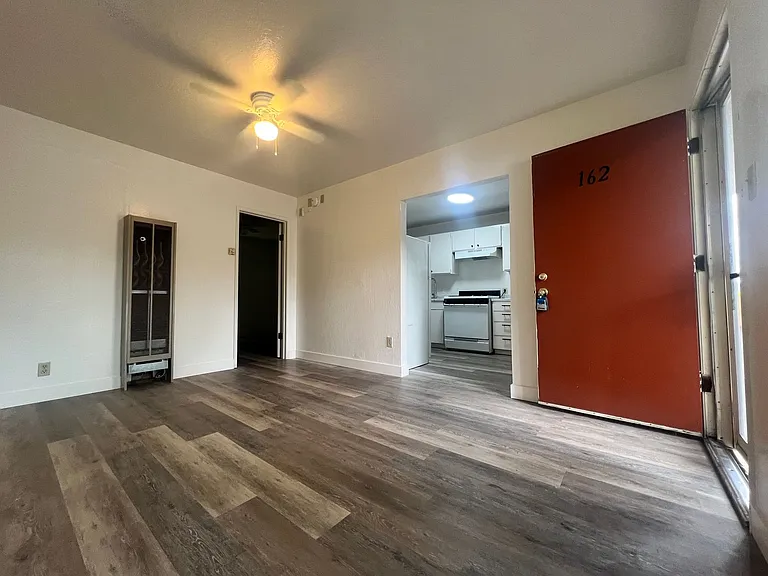 150-172 S Underhill Dr — Photo 3
