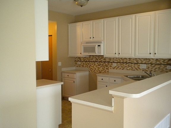 3rd image of 621 Foxridge Dr