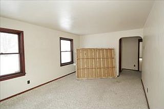 4th image of 102 Somerset Ave