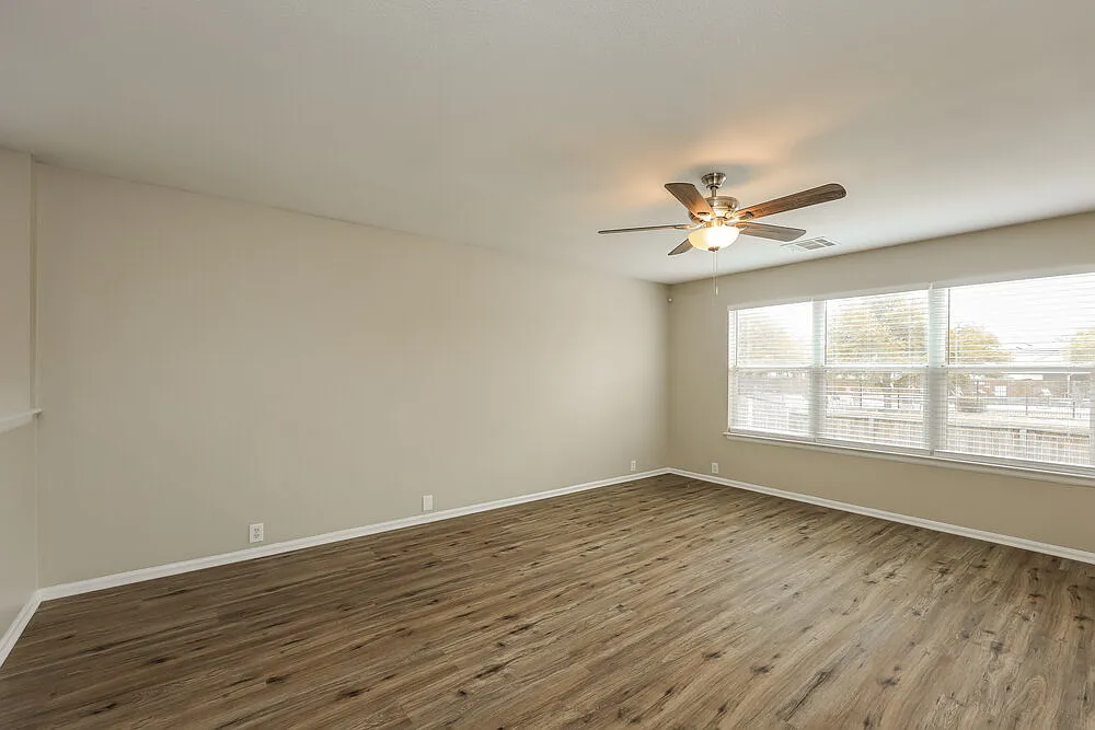 3 bed, 2.5 bath, 2373 sqft, $1,975 — Photo 4