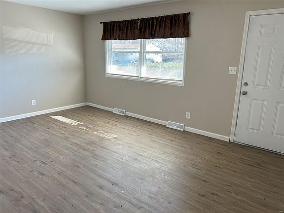2nd image of 1143 Congress Ave