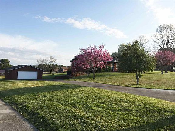 3rd image of 627 Victoria Dr