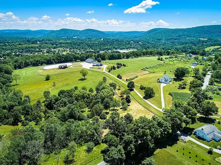 209 Cricket Hill Rd — Photo 1
