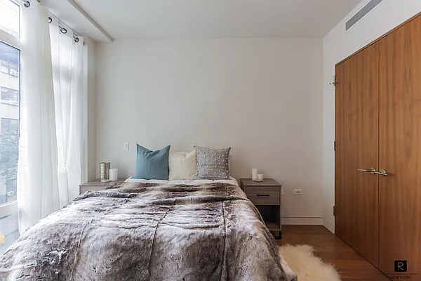 Sold by R New York | media 10