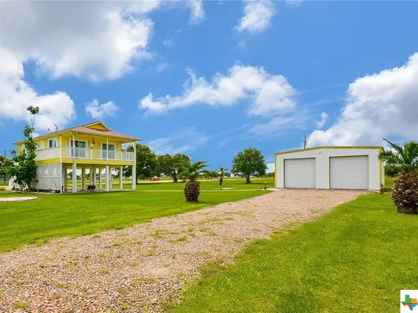 12 Arrowhead Dr, Palacios, TX 77465