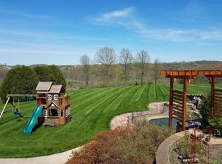944 202nd Ave, Pella, IA 50219
