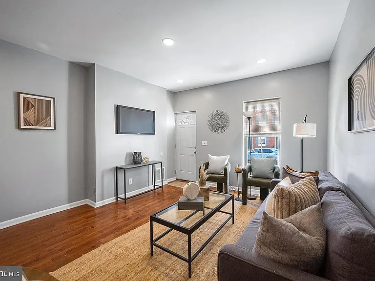 1028 W Cross St — Photo 16
