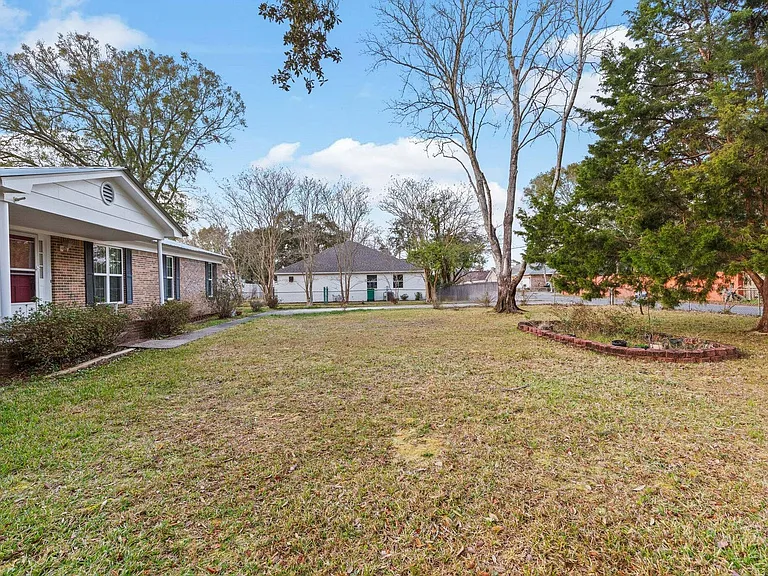 122 Beach Dr — Photo 48