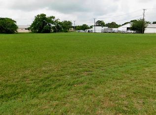 902 W Monseratte St, El Campo, TX 77437