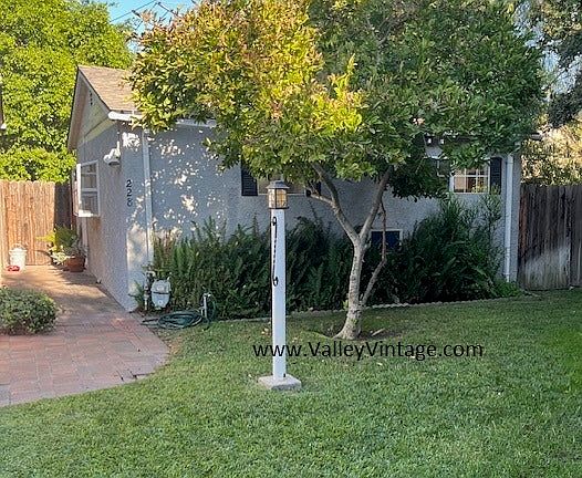 1 bedroom house with yard