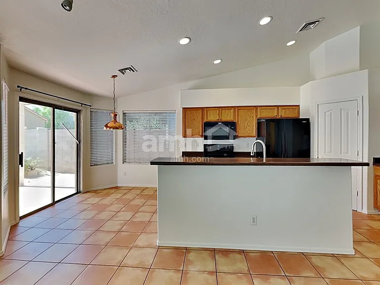 717 W Beth Dr — Photo 5