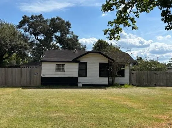 1011 W Phillips St, Alvin, TX 77511