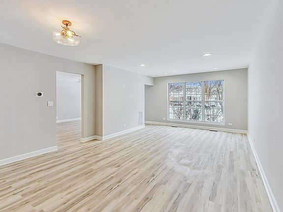 4th image of 882 Ann Arbor Ln