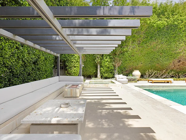 Outdoor loggia with firepit