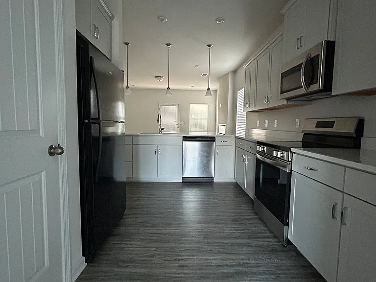 152 Marion Dr — Photo 35