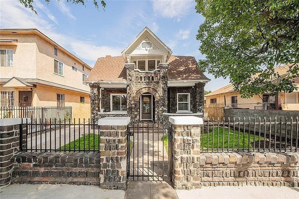 2 bed, 650 sqft, $2,300 — Photo 1