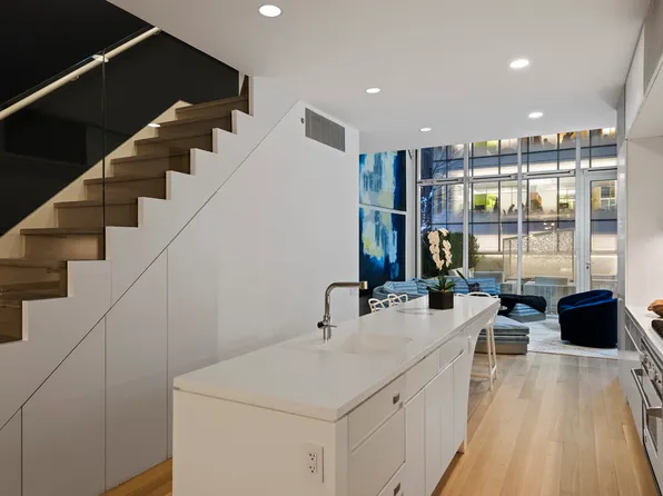 524 West 19th Street image 3 of 25