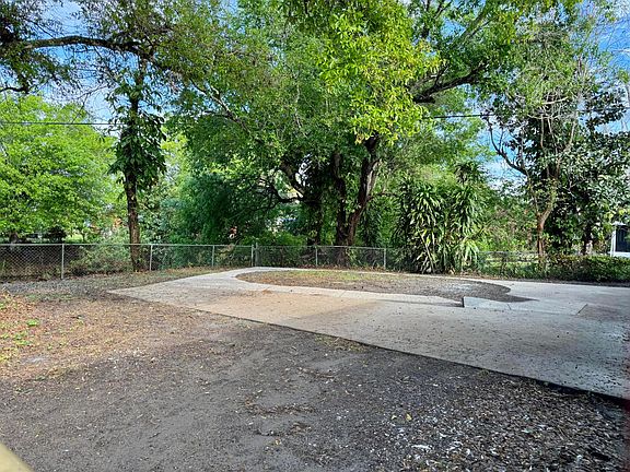 4th image of 1104 SE 8th Drive