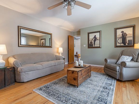 5th image of 18 Hillcrest Dr