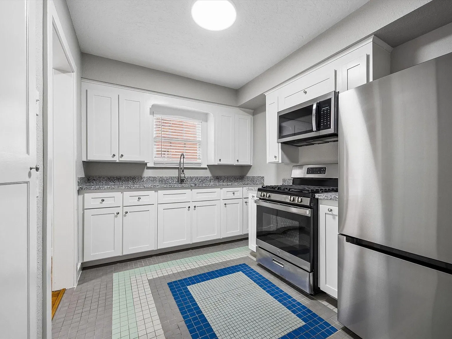 1 bed, 1.0 bath, 1100 sqft, $1,595 — Photo 2