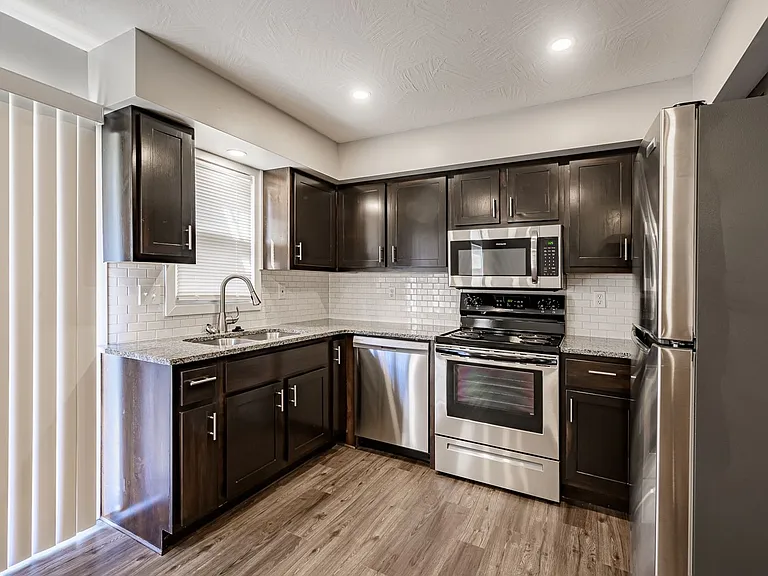 Montclair Point Condominiums — Photo 16