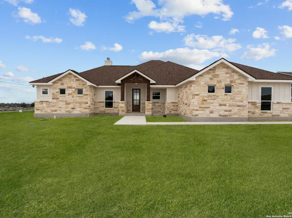 157 Lake View Circle, La Vernia, TX 78121