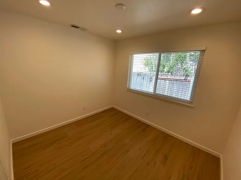 9898 Meteor Dr — Photo 15