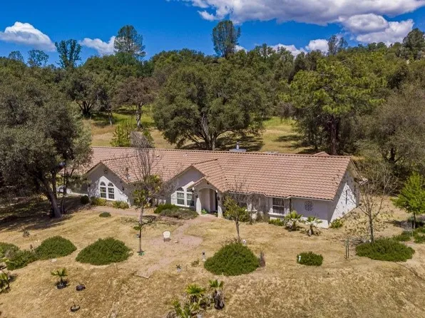 40121 Woodsong Way, Oakhurst, CA 93644