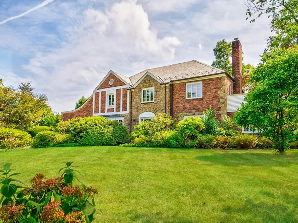 37 South Drive, Great Neck, NY 11021