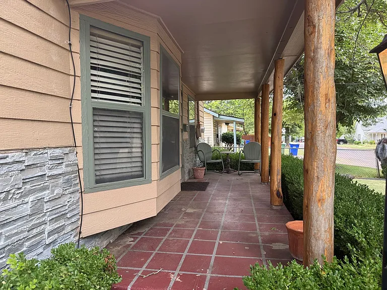 643 E South St — Photo 2