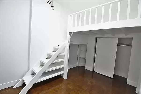 Rented by KNOCKKNOCK LLC | media 21