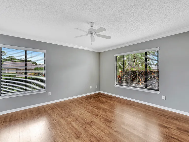 121 Prestwick Cir — Photo 31