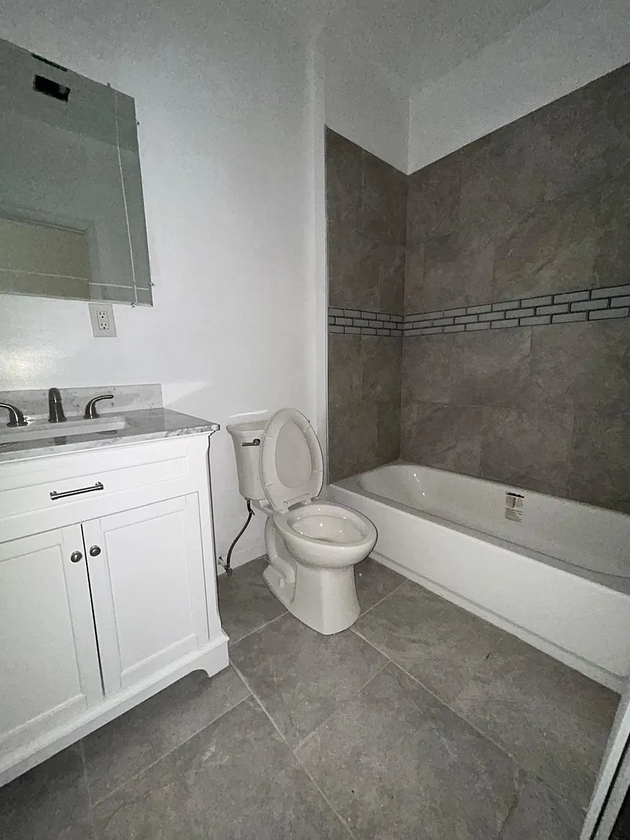 Photo 2 of 10 - 826 S 15th St #3A - Newark, NJ Building Photo - 826 S 15th St #3A