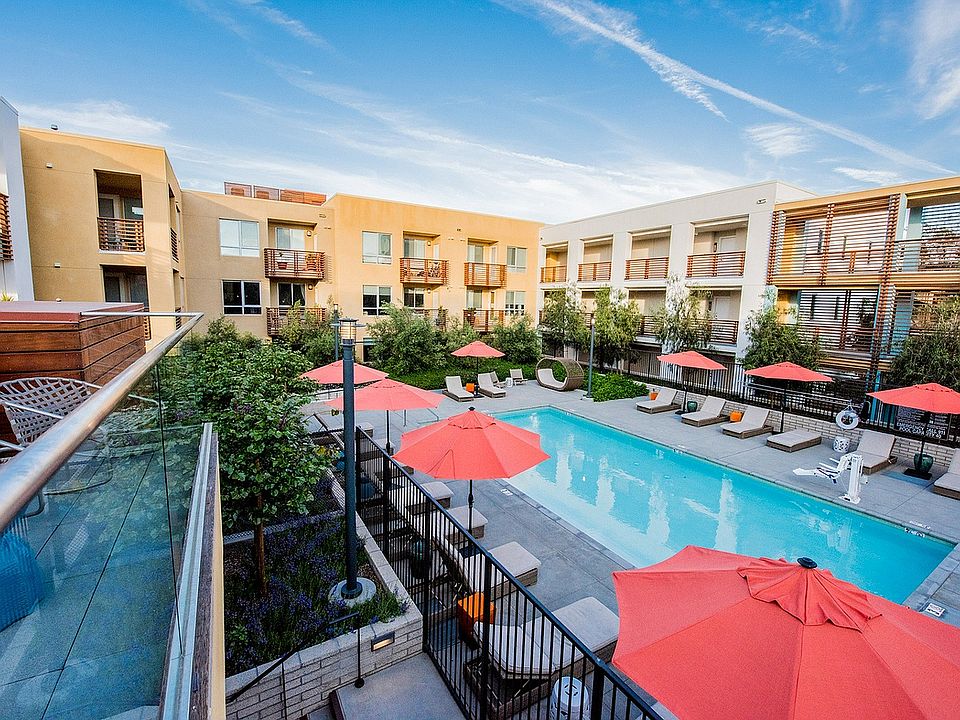 Runway Playa Vista Swimming Pool