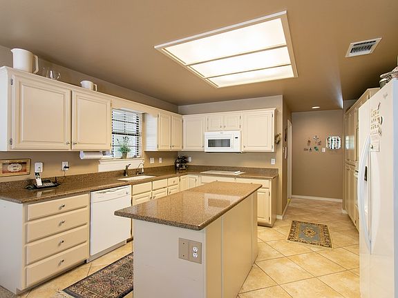 3rd image of 404 Riverhill Blvd