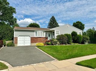 17 Huntsman Ln, Commack, NY 11725