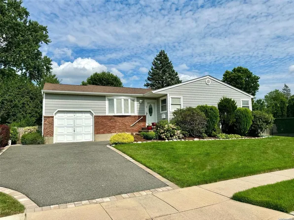 17 Huntsman Lane, Commack, NY 11725