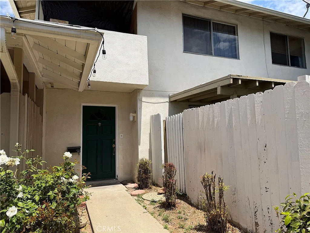 2 bed, 1000 sqft, $2,700 — Photo 1