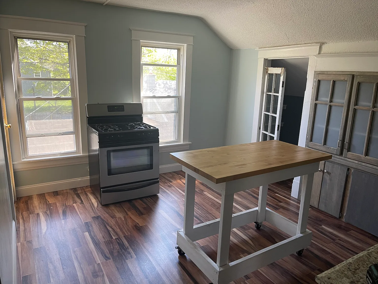 2 bed, 1.0 bath, $1,400 — Photo 3