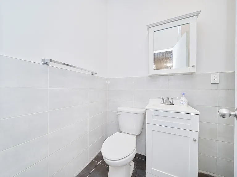 331 W 43rd St #1B — Photo 5