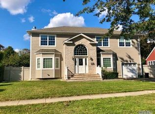126 6th St, Hicksville, NY 11801