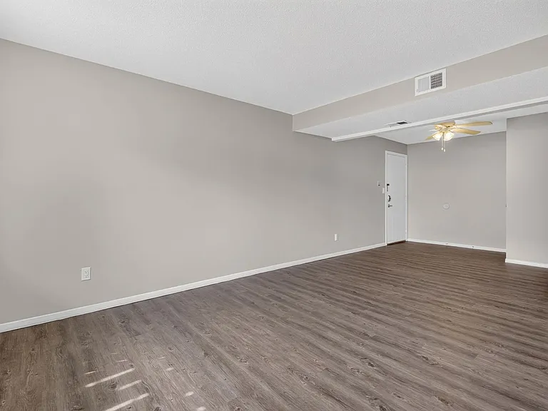 Hollow Hills Apartments — Photo 49