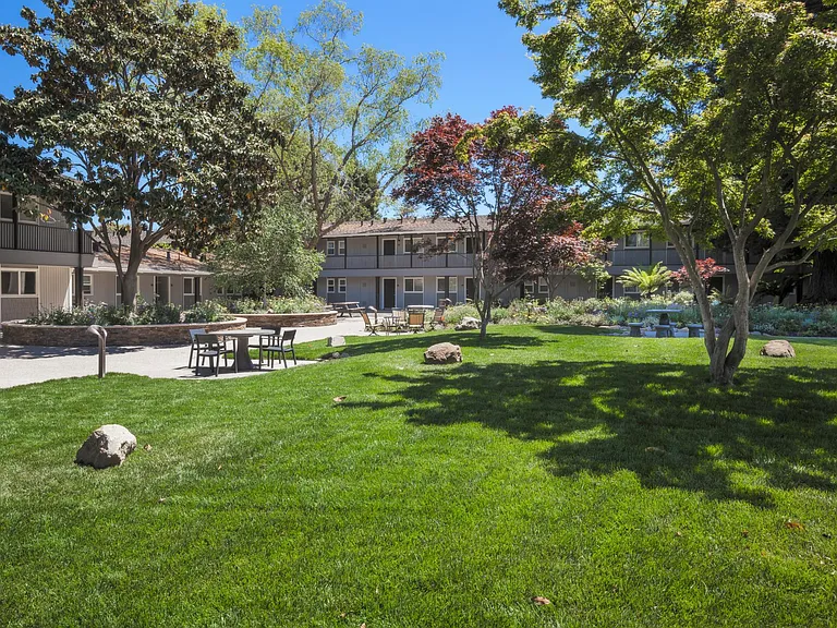 Parkwood Apartments — Photo 11