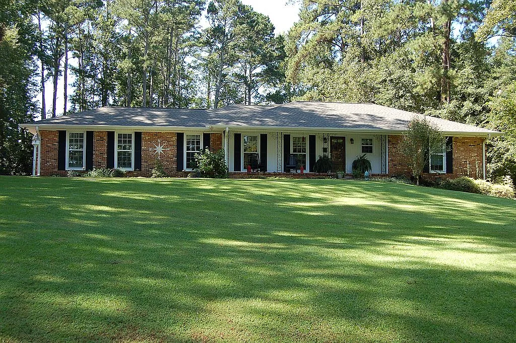 2989 Emerald Dr photo 1