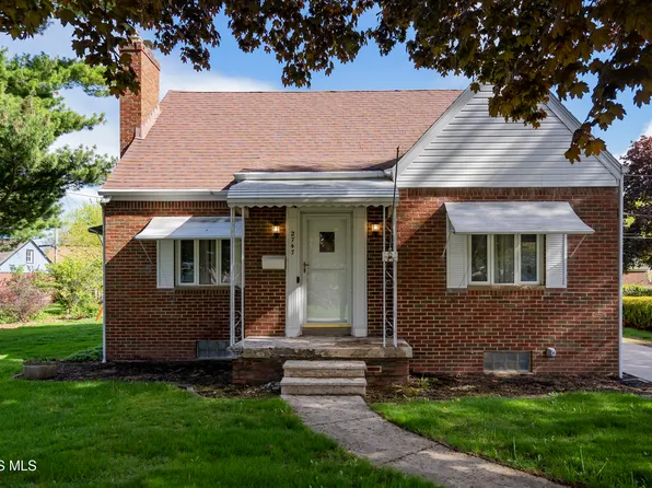 2747 Eastmoreland Dr, Oregon, OH 43616
