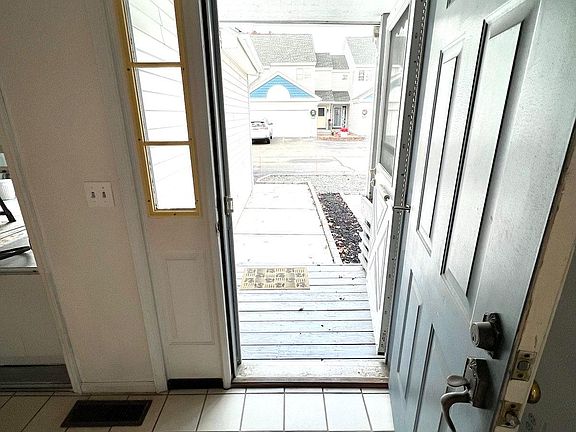 Secure front door, with stormdoor