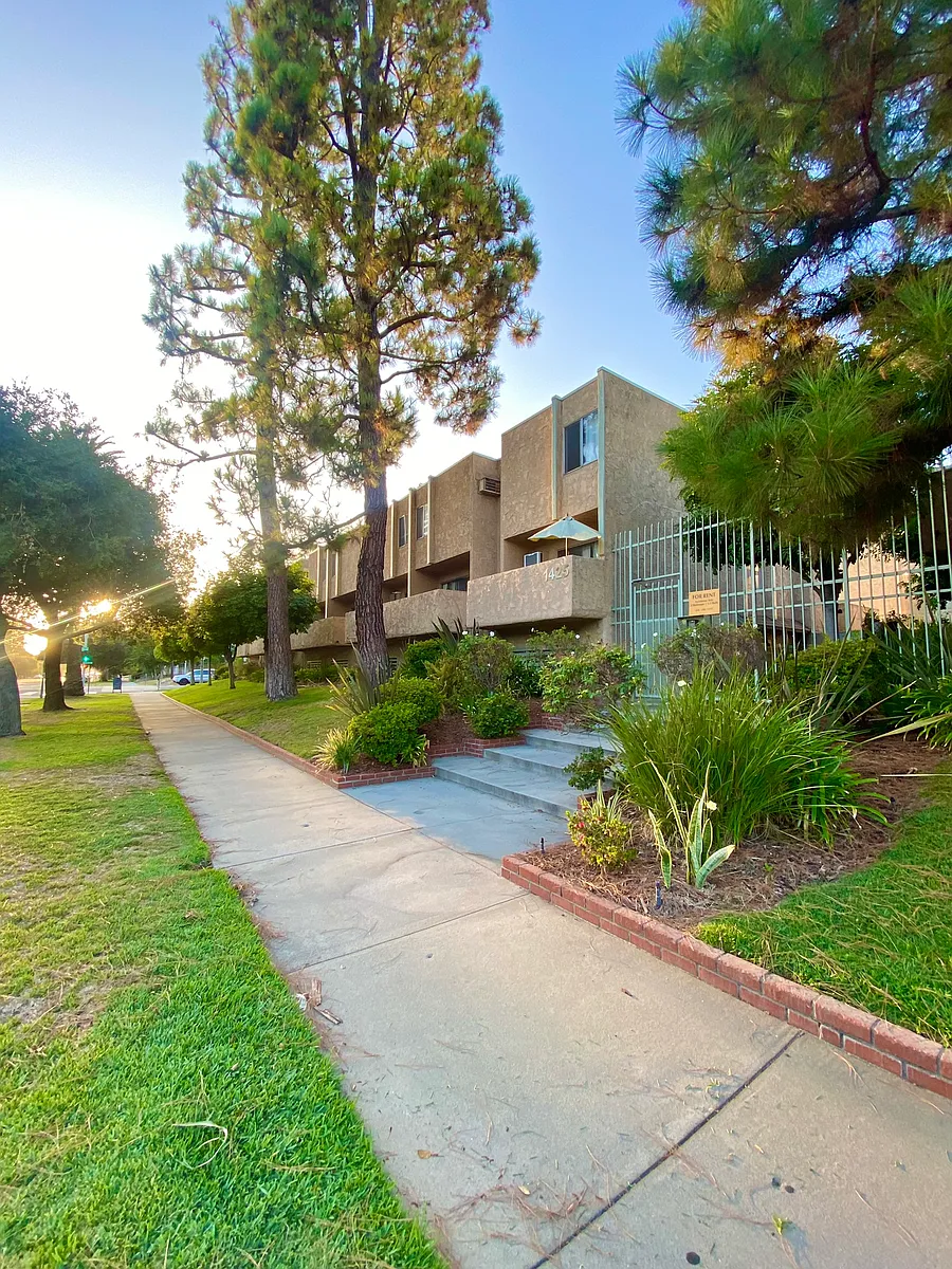 Front view of porperty on E Orange Grove - 1425 E Orange Grove
