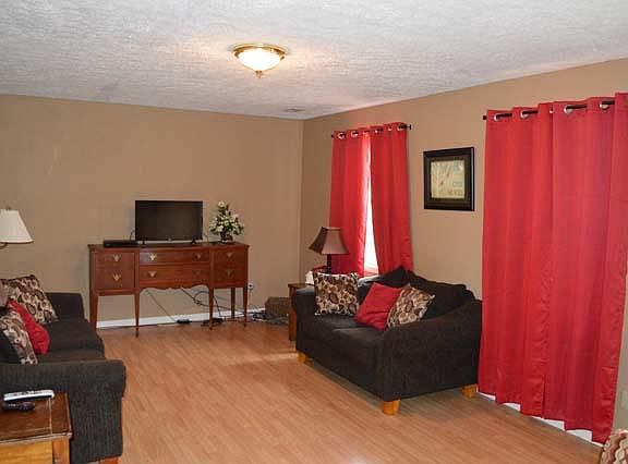 3rd image of 6 Sloan Dr